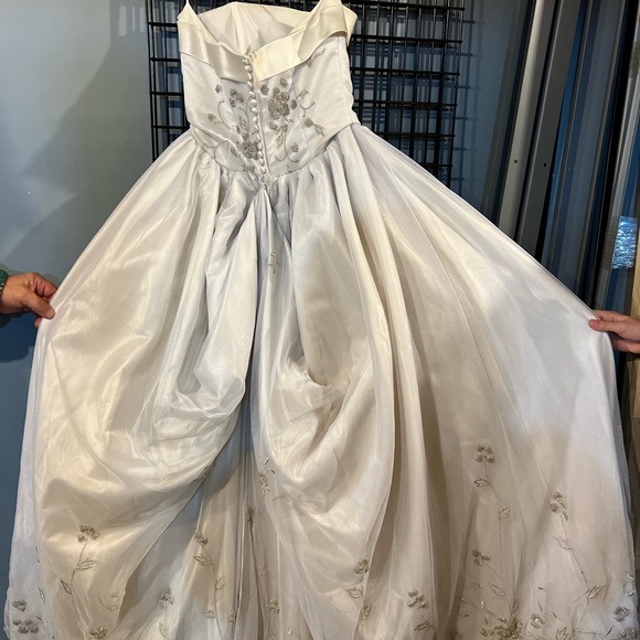 Ivory wedding dress - Picture 2 of 4